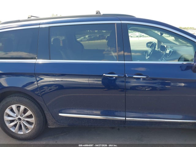 Продажа на аукционе авто 2017 Chrysler Pacifica Touring-l, vin: 2C4RC1BG6HR654629, номер лота: 44964597