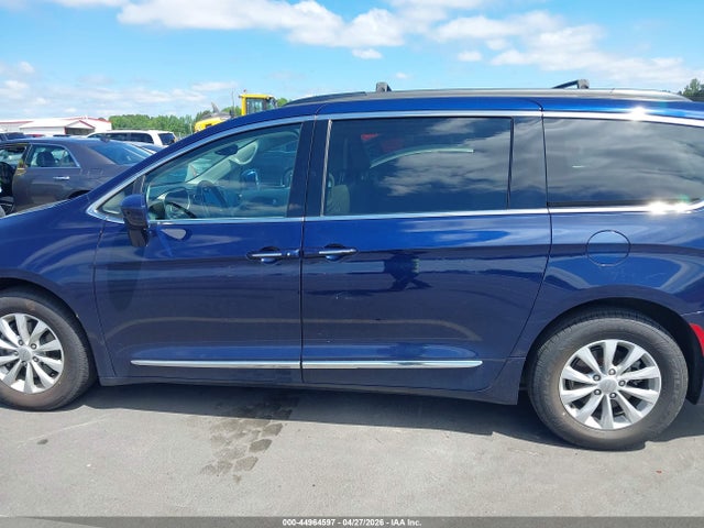 Продажа на аукционе авто 2017 Chrysler Pacifica Touring-l, vin: 2C4RC1BG6HR654629, номер лота: 44964597