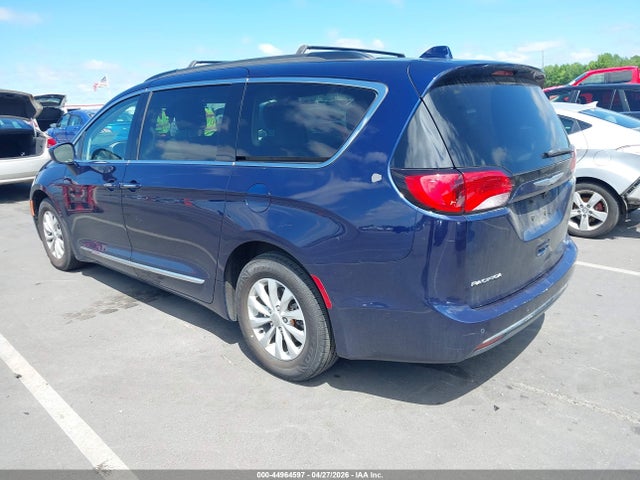 Продажа на аукционе авто 2017 Chrysler Pacifica Touring-l, vin: 2C4RC1BG6HR654629, номер лота: 44964597