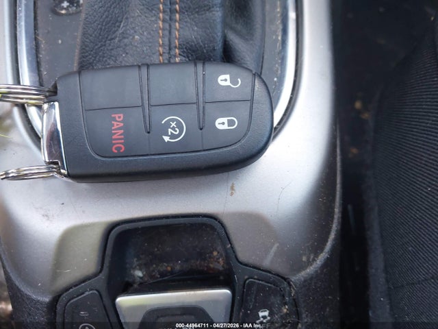 44964711 :رقم المزاد ، 3C4NJDBB3KT847612 vin ، 2019 Jeep Compass Latitude 4x4 مزاد بيع
