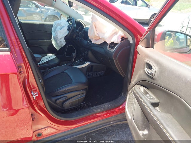 44964711 :رقم المزاد ، 3C4NJDBB3KT847612 vin ، 2019 Jeep Compass Latitude 4x4 مزاد بيع