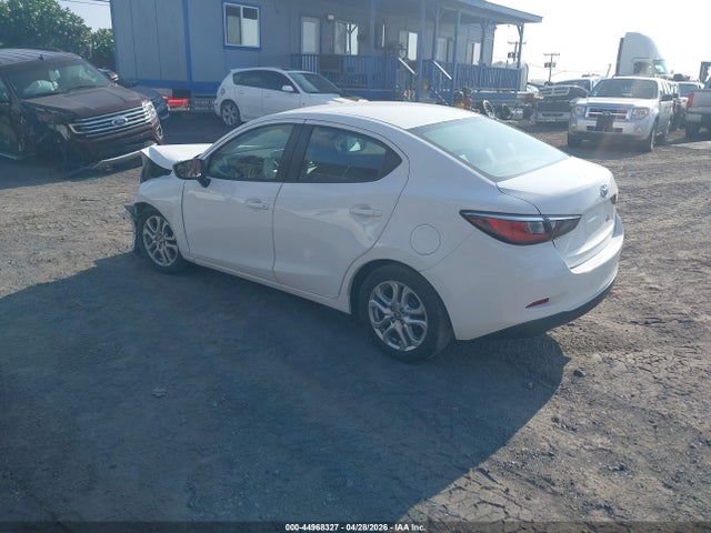 3MYDLBYV7JY327475 Toyota YARIS IA