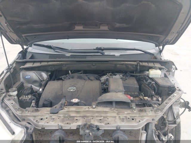 5TDKZRFH6JS271370 Toyota Highlander Xle