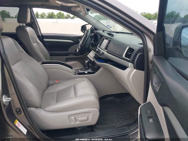 5TDKZRFH6JS271370 Toyota Highlander Xle