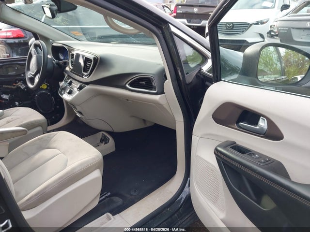 44968816 :رقم المزاد ، 2C4RC1DG8HR635500 vin ، 2017 Chrysler Pacifica Touring مزاد بيع