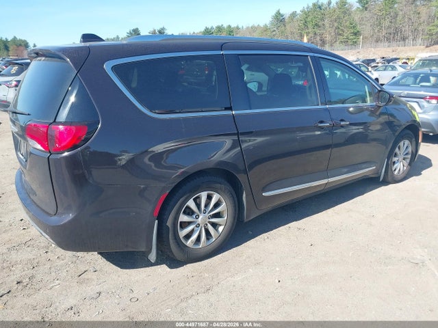 44971687 :رقم المزاد ، 2C4RC1EG9JR260737 vin ، 2018 Chrysler Pacifica Touring L Plus مزاد بيع