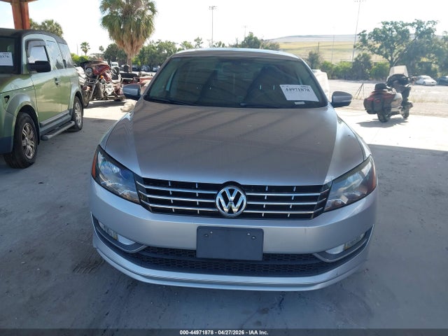 2015 Volkswagen Passat 3.6l V6 Sel Premium მანქანა იყიდება აუქციონზე, vin: 1VWCM7A35FC021269, აუქციონის ნომერი: 44971878