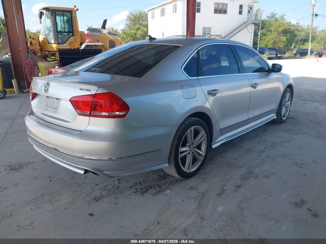 2015 Volkswagen Passat 3.6l V6 Sel Premium მანქანა იყიდება აუქციონზე, vin: 1VWCM7A35FC021269, აუქციონის ნომერი: 44971878