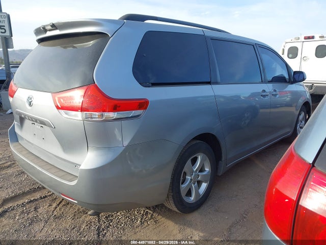 44971882 :رقم المزاد ، 5TDKK3DC5ES447582 vin ، 2014 Toyota Sienna Le V6 8 Passenger مزاد بيع