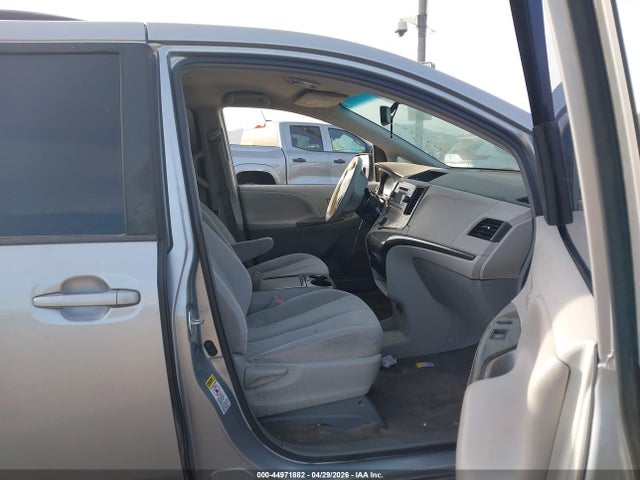 44971882 :رقم المزاد ، 5TDKK3DC5ES447582 vin ، 2014 Toyota Sienna Le V6 8 Passenger مزاد بيع
