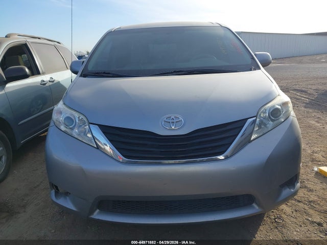 44971882 :رقم المزاد ، 5TDKK3DC5ES447582 vin ، 2014 Toyota Sienna Le V6 8 Passenger مزاد بيع