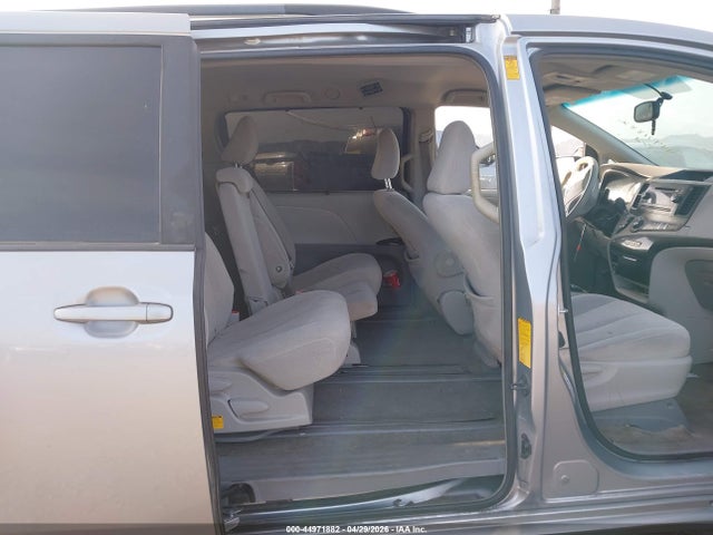 44971882 :رقم المزاد ، 5TDKK3DC5ES447582 vin ، 2014 Toyota Sienna Le V6 8 Passenger مزاد بيع