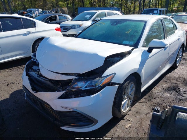 2021 Toyota Camry Le მანქანა იყიდება აუქციონზე, vin: 4T1C11AK9MU565230, აუქციონის ნომერი: 44971936