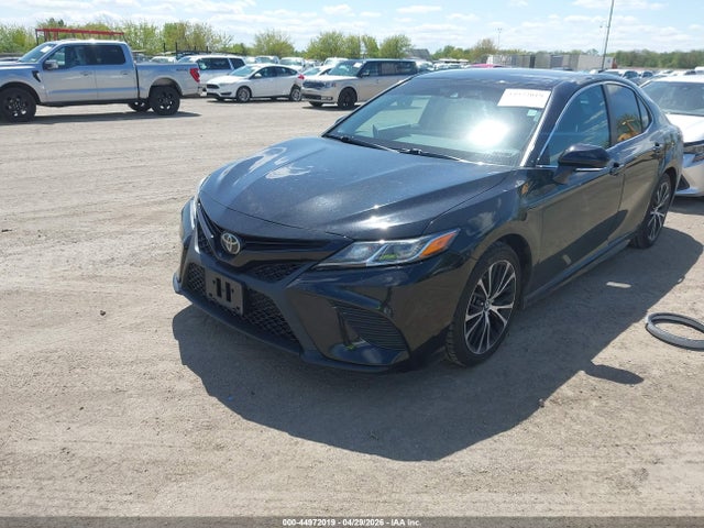 44972019 :رقم المزاد ، 4T1B11HKXJU565380 vin ، 2018 Toyota Camry Se مزاد بيع