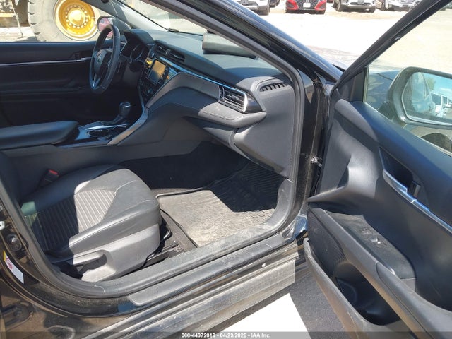 44972019 :رقم المزاد ، 4T1B11HKXJU565380 vin ، 2018 Toyota Camry Se مزاد بيع