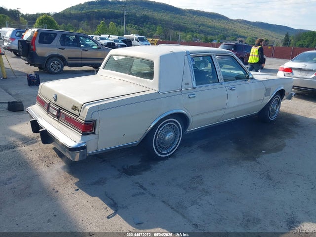 44972072 :رقم المزاد ، 1C3BF66P8FX650097 vin ، 1985 Chrysler Fifth Avenue مزاد بيع