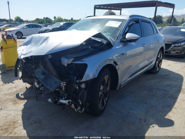 2021 Audi E-tron Premium Quattro მანქანა იყიდება აუქციონზე, vin: WA1AAAGE8MB025564, აუქციონის ნომერი: 44972762