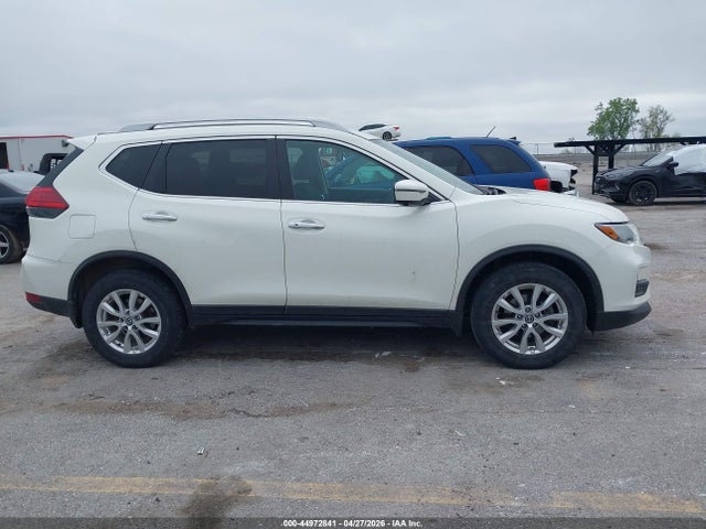 2017 Nissan Rogue Sv მანქანა იყიდება აუქციონზე, vin: 5N1AT2MV4HC880574, აუქციონის ნომერი: 44972841