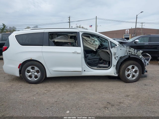 Auction sale of the 2019 Chrysler Pacifica Limited, vin: 2C4RC1GG0KR657574, lot number: 44973589