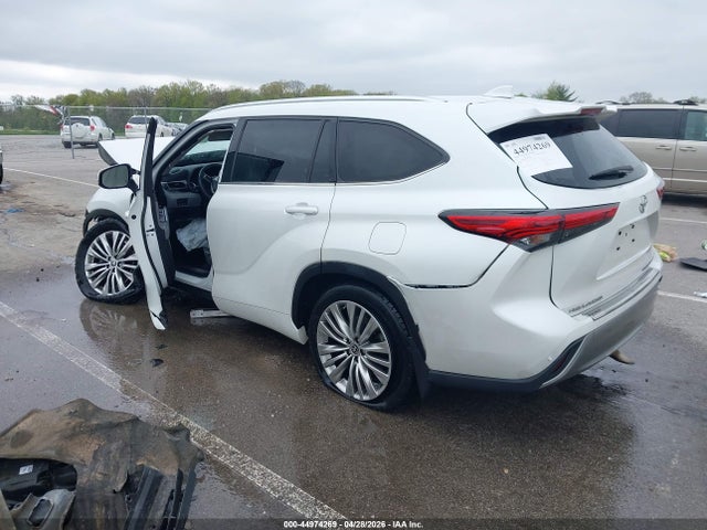 Toyota Highlander Platinum 2022 5TDFZRBH4NS207390 Image 3