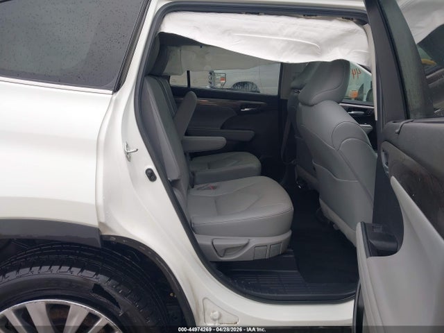 Toyota Highlander Platinum 2022 5TDFZRBH4NS207390 Image 8