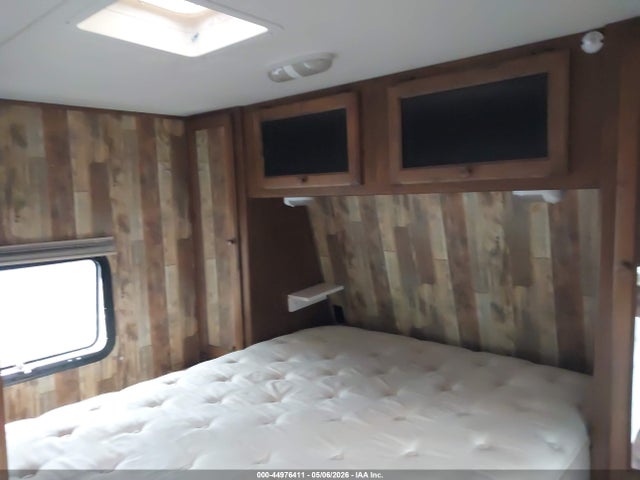 44976411 :رقم المزاد ، 4YDT31B28F1533061 vin ، 2015 Keystone Sprinter مزاد بيع