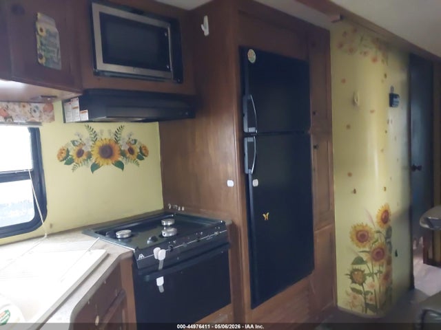 44976411 :رقم المزاد ، 4YDT31B28F1533061 vin ، 2015 Keystone Sprinter مزاد بيع