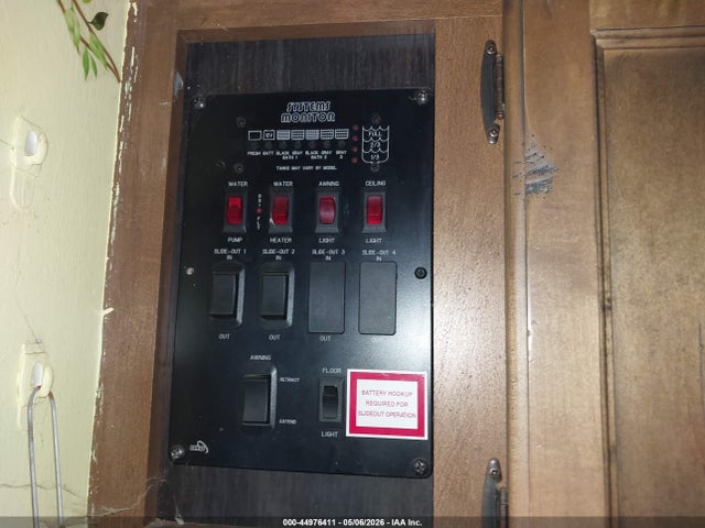 44976411 :رقم المزاد ، 4YDT31B28F1533061 vin ، 2015 Keystone Sprinter مزاد بيع