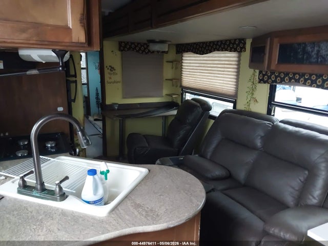 44976411 :رقم المزاد ، 4YDT31B28F1533061 vin ، 2015 Keystone Sprinter مزاد بيع