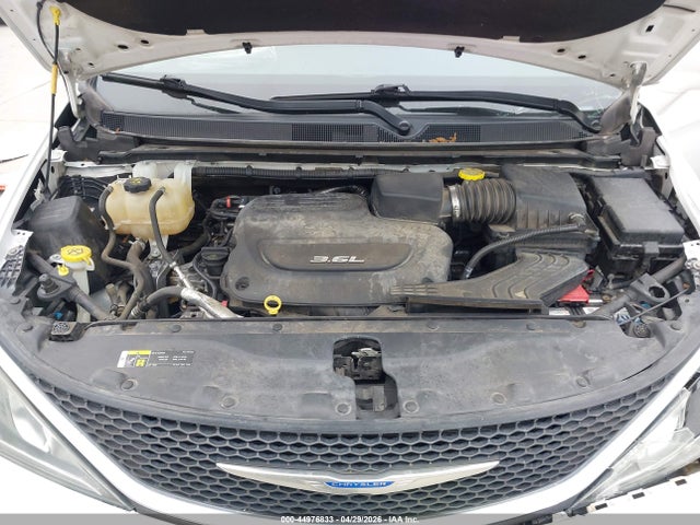 Auction sale of the 2018 Chrysler Pacifica Touring L, vin: 2C4RC1BG7JR352305, lot number: 44976833