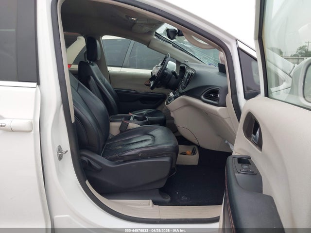 Auction sale of the 2018 Chrysler Pacifica Touring L, vin: 2C4RC1BG7JR352305, lot number: 44976833