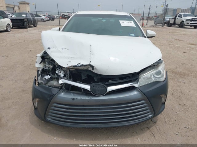 44977843 :رقم المزاد ، 4T4BF1FKXFR502460 vin ، 2015 Toyota Camry Le مزاد بيع