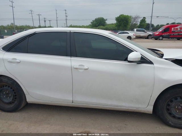 44977843 :رقم المزاد ، 4T4BF1FKXFR502460 vin ، 2015 Toyota Camry Le مزاد بيع