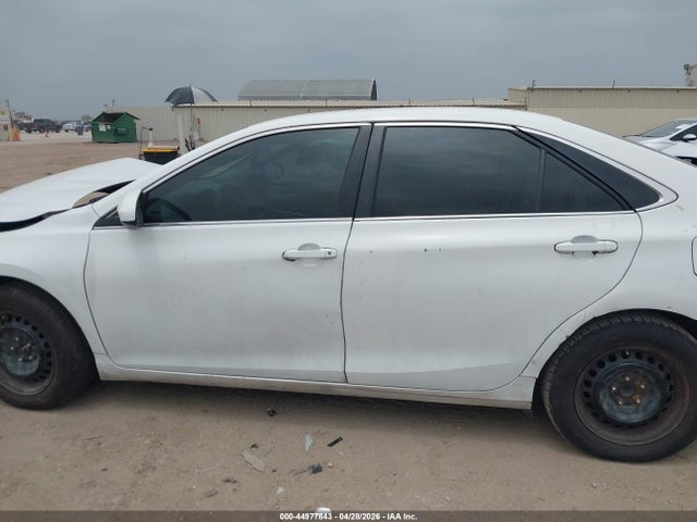 44977843 :رقم المزاد ، 4T4BF1FKXFR502460 vin ، 2015 Toyota Camry Le مزاد بيع