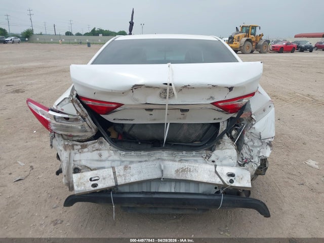 44977843 :رقم المزاد ، 4T4BF1FKXFR502460 vin ، 2015 Toyota Camry Le مزاد بيع