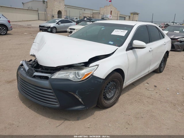 44977843 :رقم المزاد ، 4T4BF1FKXFR502460 vin ، 2015 Toyota Camry Le مزاد بيع