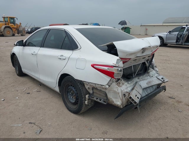 44977843 :رقم المزاد ، 4T4BF1FKXFR502460 vin ، 2015 Toyota Camry Le مزاد بيع