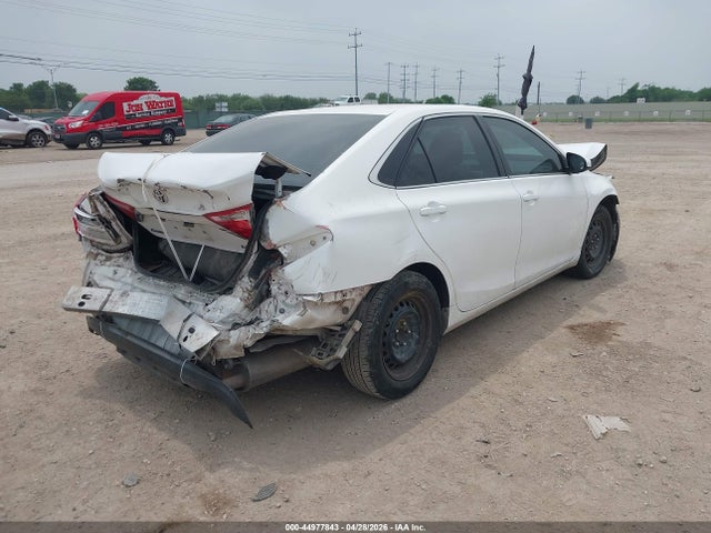 44977843 :رقم المزاد ، 4T4BF1FKXFR502460 vin ، 2015 Toyota Camry Le مزاد بيع