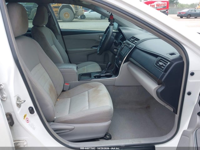 44977843 :رقم المزاد ، 4T4BF1FKXFR502460 vin ، 2015 Toyota Camry Le مزاد بيع