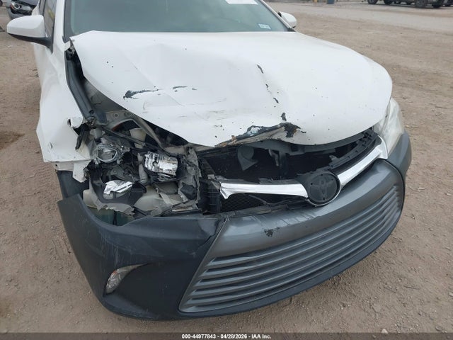 44977843 :رقم المزاد ، 4T4BF1FKXFR502460 vin ، 2015 Toyota Camry Le مزاد بيع