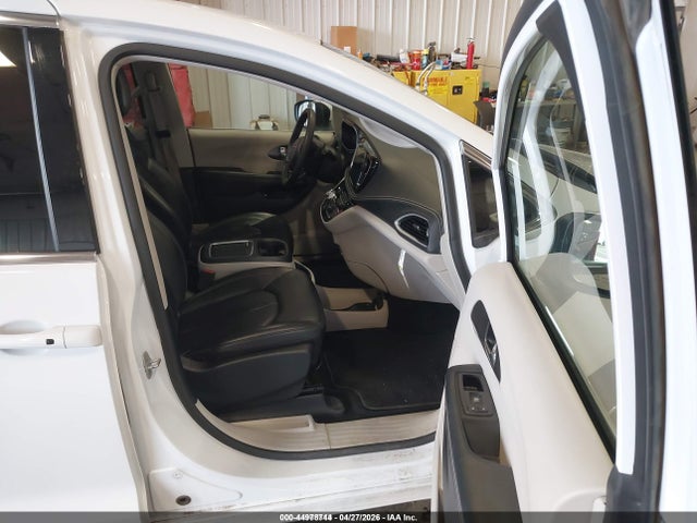 2023 Chrysler Pacifica Hybrid Touring L მანქანა იყიდება აუქციონზე, vin: 2C4RC1L74PR588773, აუქციონის ნომერი: 44978744