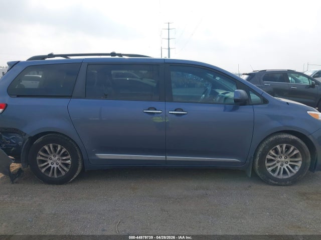 2014 Toyota Sienna Xle V6 8 Passenger მანქანა იყიდება აუქციონზე, vin: 5TDYK3DCXES526417, აუქციონის ნომერი: 44979739