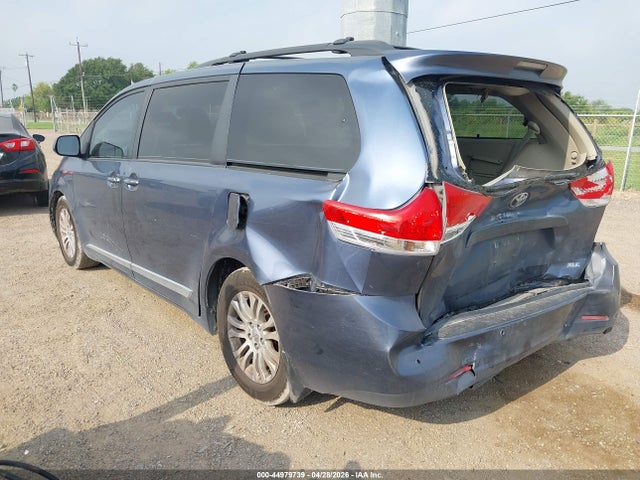 2014 Toyota Sienna Xle V6 8 Passenger მანქანა იყიდება აუქციონზე, vin: 5TDYK3DCXES526417, აუქციონის ნომერი: 44979739