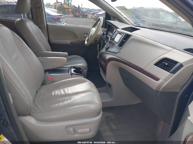 2014 Toyota Sienna Xle V6 8 Passenger მანქანა იყიდება აუქციონზე, vin: 5TDYK3DCXES526417, აუქციონის ნომერი: 44979739