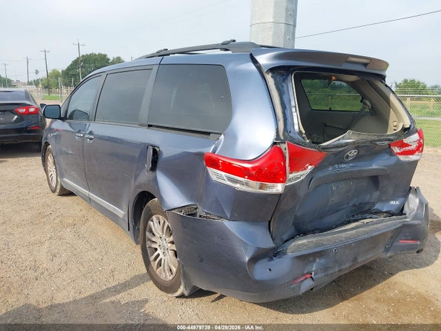 2014 Toyota Sienna Xle V6 8 Passenger მანქანა იყიდება აუქციონზე, vin: 5TDYK3DCXES526417, აუქციონის ნომერი: 44979739