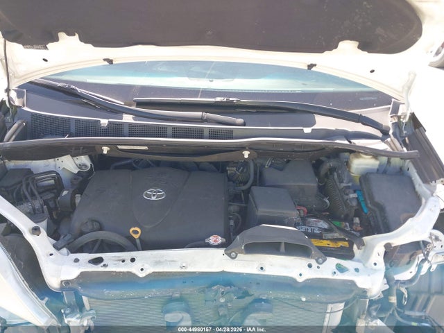 5TDKZ3DC8HS824972 Toyota Sienna Le 8 Passenger