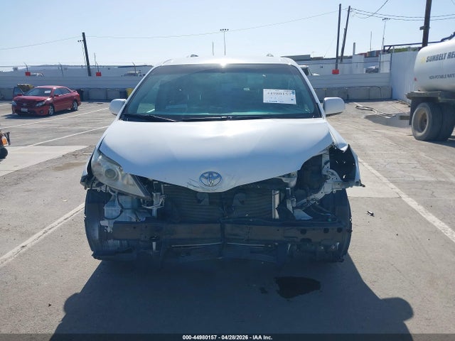 5TDKZ3DC8HS824972 Toyota Sienna Le 8 Passenger