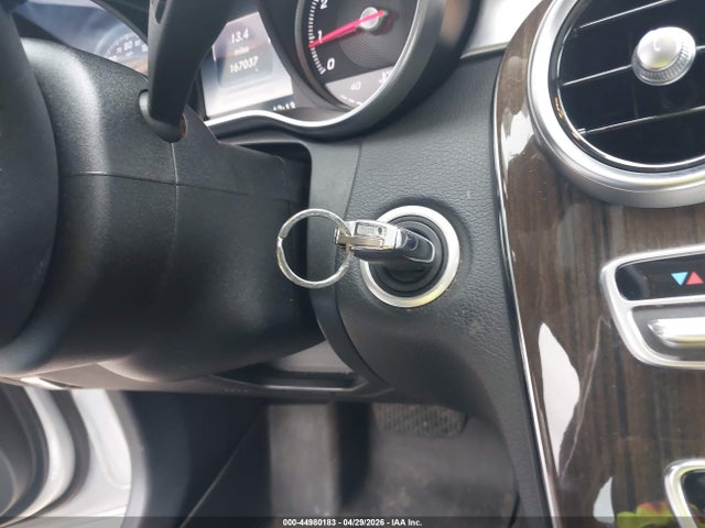 2015 Mercedes-benz C 300 4matic მანქანა იყიდება აუქციონზე, vin: 55SWF4KB8FU000870, აუქციონის ნომერი: 44980183