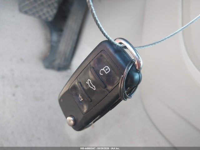 2015 Volkswagen Beetle 1.8t მანქანა იყიდება აუქციონზე, vin: 3VWJ17AT1FM617428, აუქციონის ნომერი: 44980347