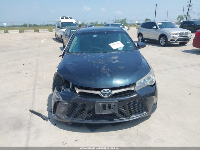 44980469 :رقم المزاد ، 4T1BF1FK7FU052454 vin ، 2015 Toyota Camry Se مزاد بيع